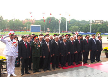 Các đồng chí lãnh đạo Đảng, Nhà nước tưởng nhớ Chủ tịch Hồ Chí Minh.